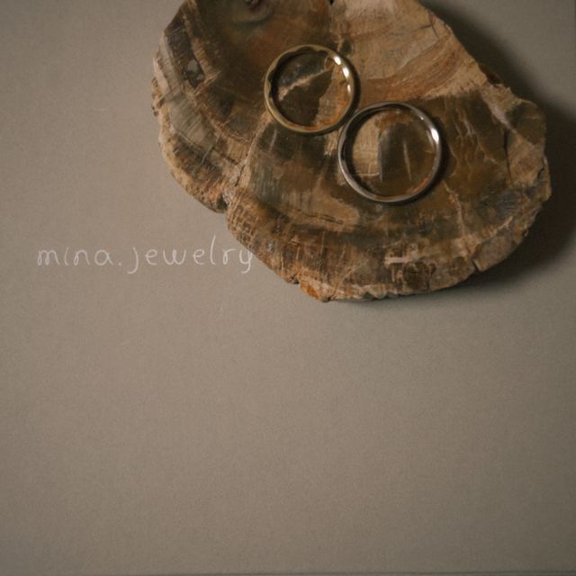 【mina.jewelry(ミナジュエリー)の口コミ】 つけている時はシンプルに見えますが、外して置いておくと花びらのように…