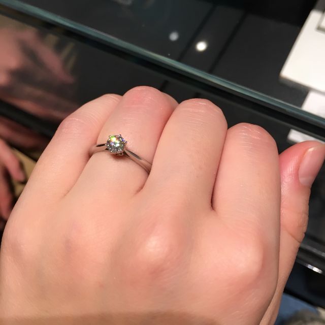 【銀座ダイヤモンドシライシの口コミ】 王道の婚約指輪と言った感じのデザインですが、細部にまでこだわったとて…