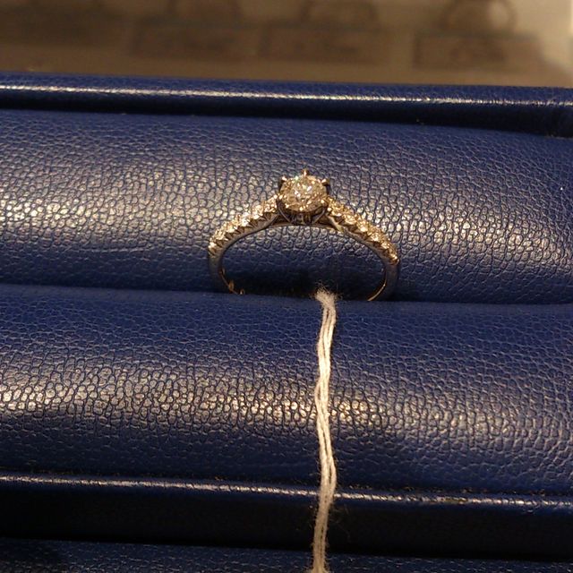 【銀座ダイヤモンドシライシの口コミ】 メレダイヤが連なり、中央のダイヤの輝きをさらに引き立てていて、とても…