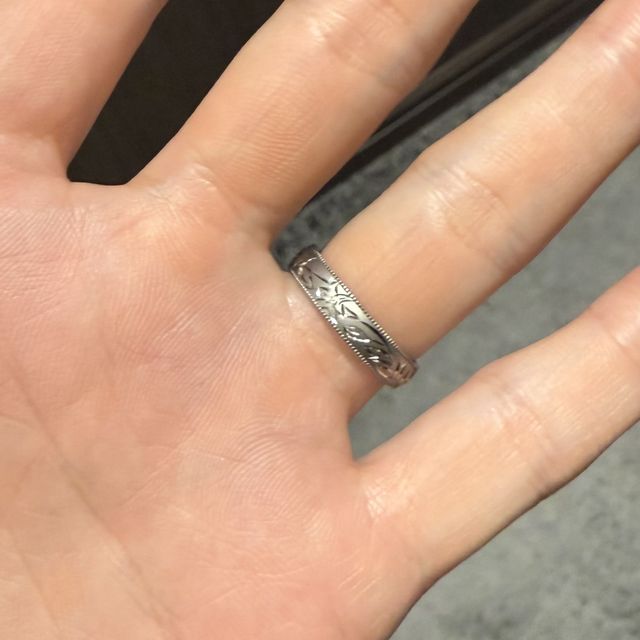 【TANZO.(鍛造指輪)の口コミ】 夫婦の誕生季節の花である山茶花と百合を、全周手彫りで作成しました。幅4…