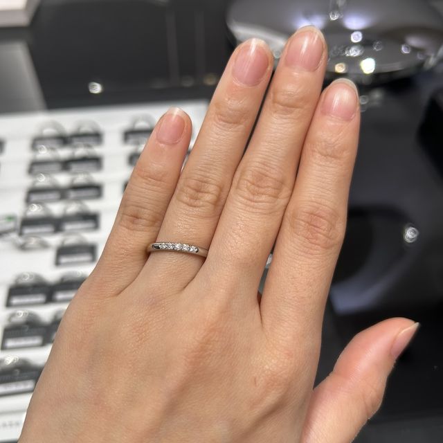 【ラザール ダイヤモンド(LAZARE DIAMOND)の口コミ】 ウェーブやV字の指が細長く見えるものと思って探していましたが、担当の方…