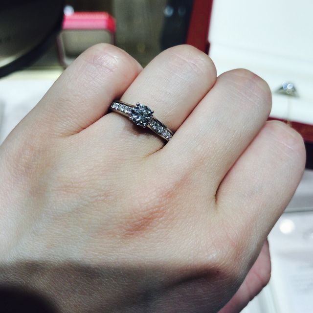 【カルティエ(Cartier)の口コミ】 デザイン  ★★★★☆

王道・バレリーナ！
女性らしい愛らしいデザインながら…