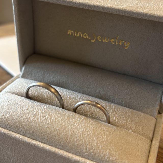 【mina.jewelry(ミナジュエリー)の口コミ】 王道のプラチナではなくホワイトゴールド(旦那はブラックゴールド)を選び…