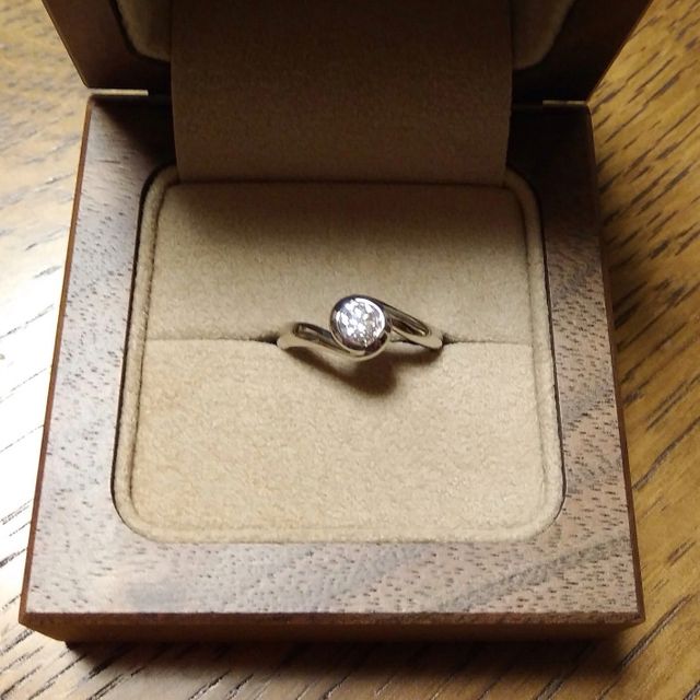 【入倉康ジュエリー工房の口コミ】 　彼女からの要望で、ダイヤモンドに爪があると服を脱ぎ着する際に引っか…