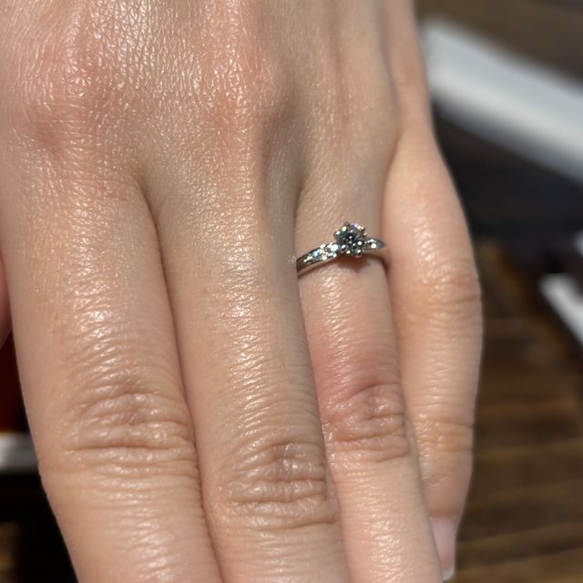 【TOWA(永遠)の口コミ】 横に入っているダイヤが同じ大きさではなく、外に向かって小さくなってい…