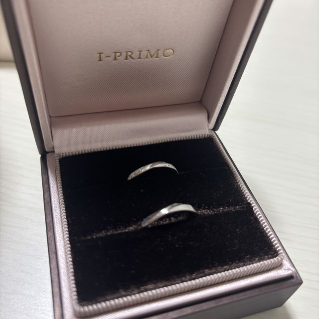 【アイプリモ(I-PRIMO)の口コミ】 付け心地が良く、手に馴染む。
婚約指輪との相性がよく重ね付けしやすい。…