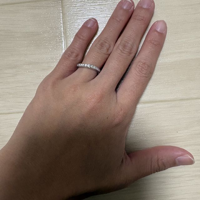 【ラザール ダイヤモンド(LAZARE DIAMOND)の口コミ】 横に一直線ではなく、なだらかなウェーブを描いていて
指が綺麗に見えて着…