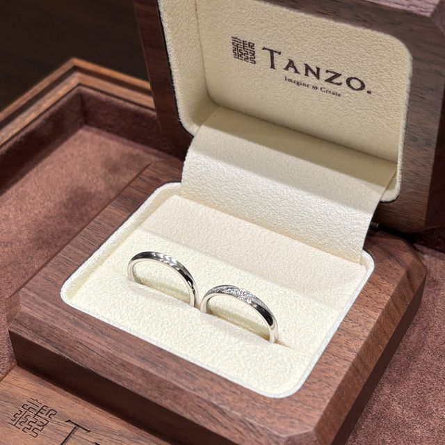 【TANZO.(鍛造指輪)の口コミ】 指輪のおすすめポイントは、左に結婚指輪をつけるため、左利きの私には頑…