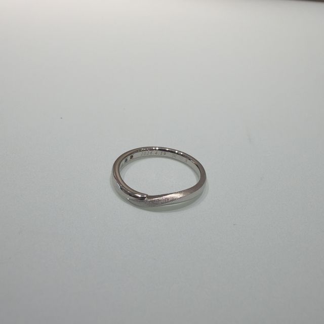 【アイプリモ(I-PRIMO)の口コミ】 今回選んだ指輪のおすすめポイントは、
ストレート型の指輪ではなく、ウェ…