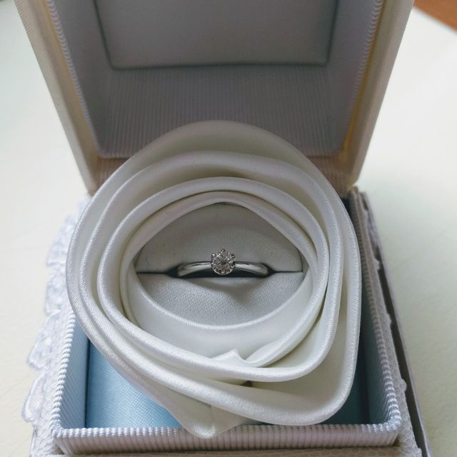 【4℃ BRIDAL(ヨンドシーブライダル)の口コミ】 旦那さん単独でプロポーズリングとして購入しました。
シンプルながらも存…
