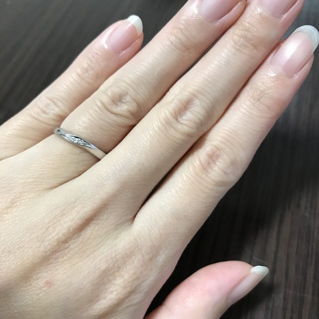 【銀座ダイヤモンドシライシの口コミ】 もう一つ候補があり迷っていました。石がたくさんついててゴージャスな感…