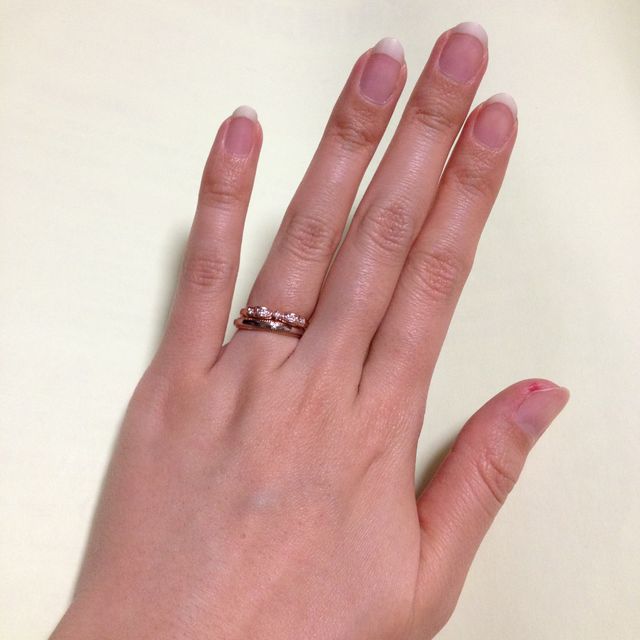 【4℃ BRIDAL(ヨンドシーブライダル)の口コミ】 縁がピンクゴールドなので、存在感があります。
パッと見、普通の結婚指輪…