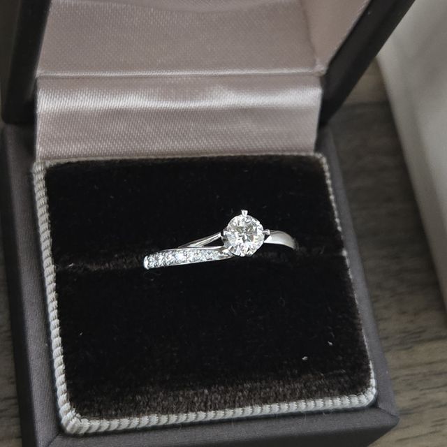 【アイプリモ(I-PRIMO)の口コミ】 北斗七星を表す7粒のダイヤモンドがデザインされた女性側の指輪と、北極星…