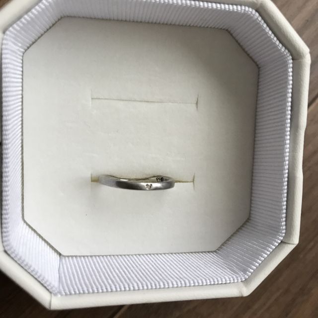 【4℃ BRIDAL(ヨンドシーブライダル)の口コミ】 シンプルで可愛いもので細いタイプの指輪を探していました。
この指輪はお…
