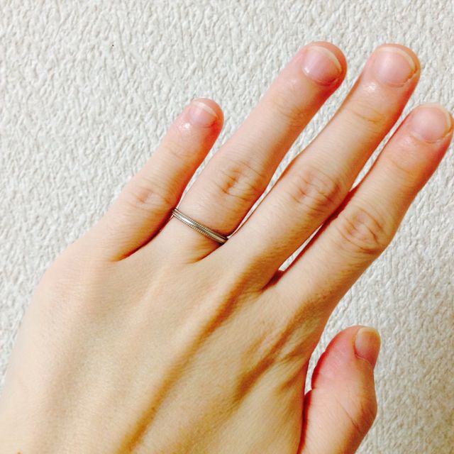 【4℃ BRIDAL(ヨンドシーブライダル)の口コミ】 ダイヤの婚約指輪と重ねづけしたかったので、結婚指輪はダイヤのないシン…