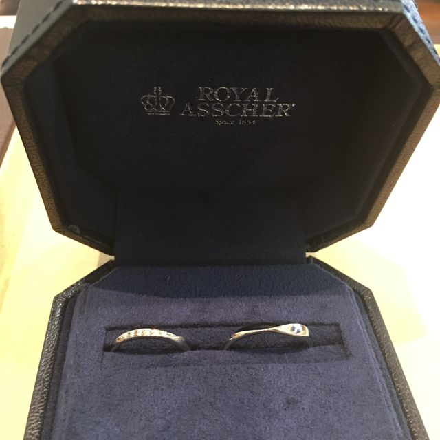 【ROYAL ASSCHER(ロイヤル・アッシャー)の口コミ】 ダイヤの輝きが目立つのを探していて、店長さんにロイヤルアッシャーを進…