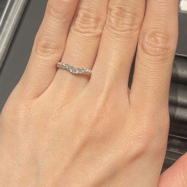 【エクセルコダイヤモンド(EXELCO DIAMOND)の口コミ】 指輪のデザインはバンドが太めのしっかりしたものが多く、指にはめると目…