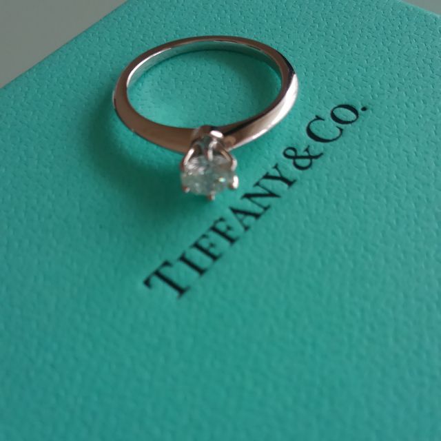 【ティファニー(Tiffany & Co.)の口コミ】 ティファニ－は、この形のカットが一番綺麗と聞いたことがありるので迷わ…