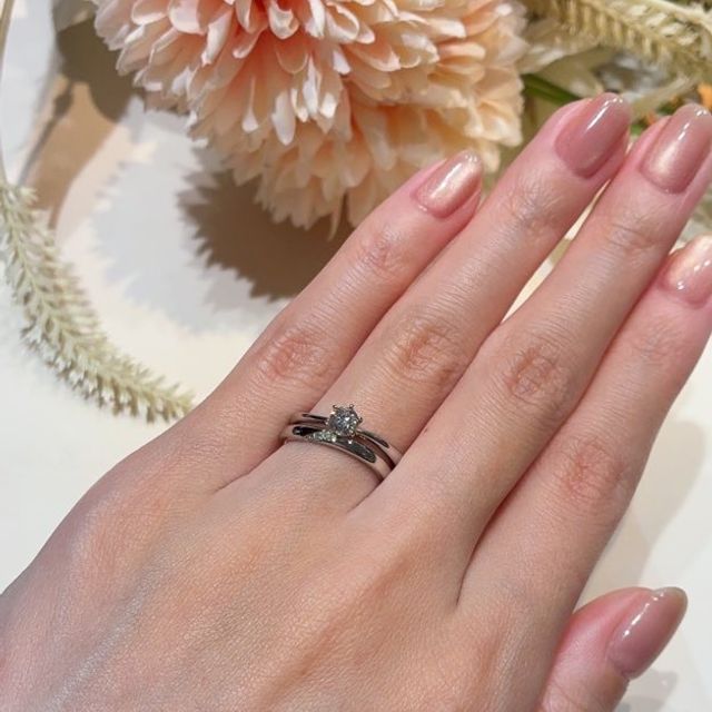 【アイプリモ(I-PRIMO)の口コミ】 シンプルで細いデザインの、ウェーブタイプの指輪を選びました。重ね付け…