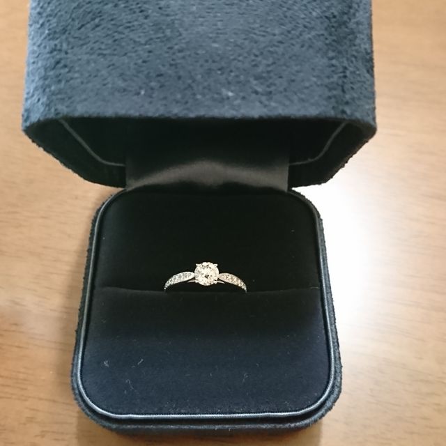 【ティファニー(Tiffany & Co.)の口コミ】 手や指が大きめの私がつけても、女性らしい輝きを演出してくれるからです…