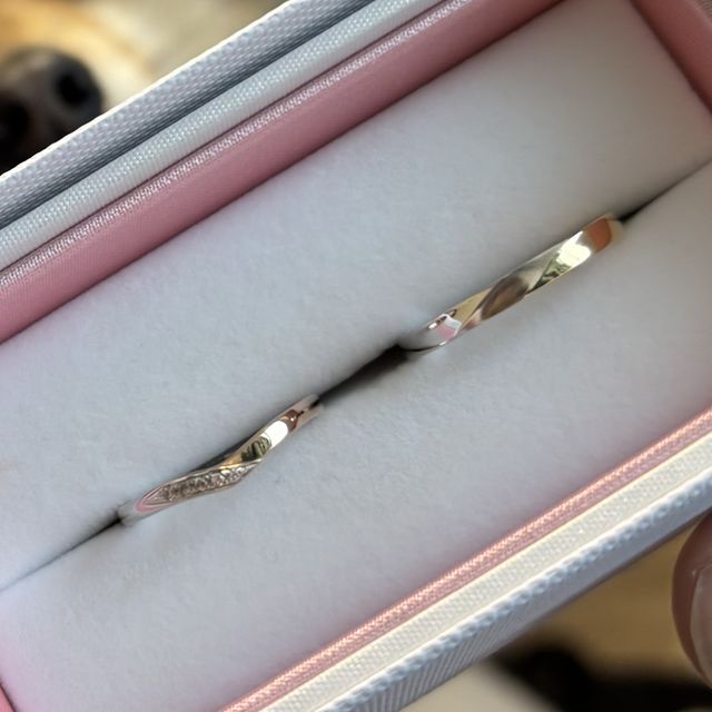 【nocur(ノクル)の口コミ】 私は特別な日には婚約指輪と重ね付けしたかった為V型のリングにしました。…