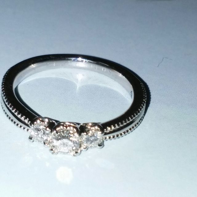 【4℃ BRIDAL(ヨンドシーブライダル)の口コミ】 彼の予算があまりなかったため、大きなダイヤにはできませんでした。しか…