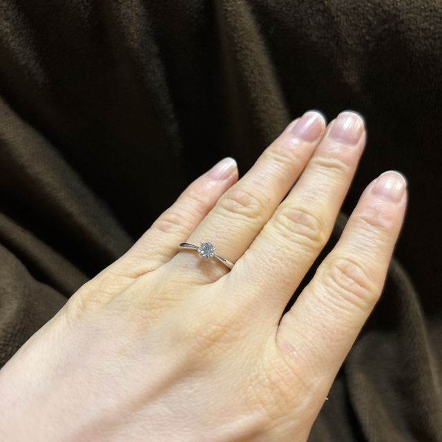 【ラザール ダイヤモンド(LAZARE DIAMOND)の口コミ】 ダイヤモンドが綺麗に映えるシンプルなデザインのものが欲しかったので、…