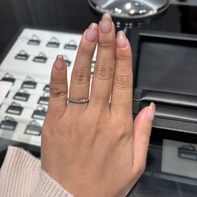 【ラザール ダイヤモンド(LAZARE DIAMOND)の口コミ】 アシンメトリーにダイヤモンドとプラチナが見えるデザインがすごく可愛く…