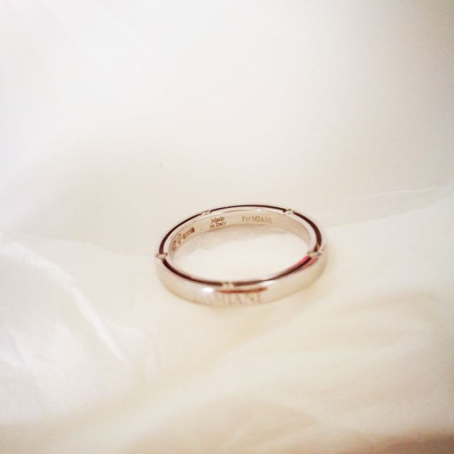 【DAMIANI(ダミアーニ)の口コミ】 ダイヤが側面にあるので、嫌味無く、静かに相手と自分に向けて光ってくれ…