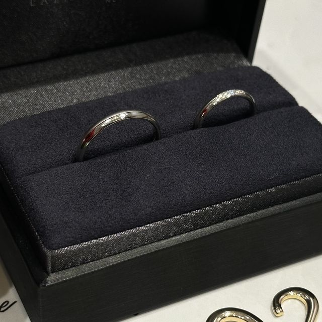 【ラザール ダイヤモンド(LAZARE DIAMOND)の口コミ】 真ん中にくぼみが入っており上下でツヤ有りとツヤ消しの二種類がデザイン…