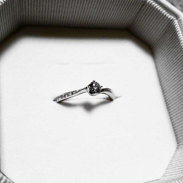 【4℃ BRIDAL(ヨンドシーブライダル)の口コミ】 結婚後も普段に着用できるように結婚指輪との重ね付けもでき、派手すぎな…