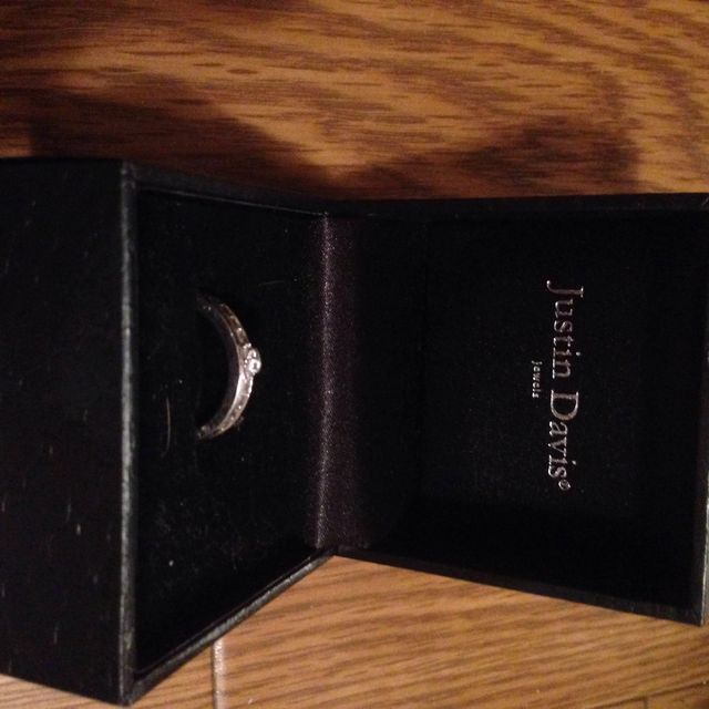 【Justin Davis Bridal(ジャスティンデイビスブライダル)の口コミ】 クラウンが印象的ですが、ごてごてしておらず女性らしい所が気に入ってい…