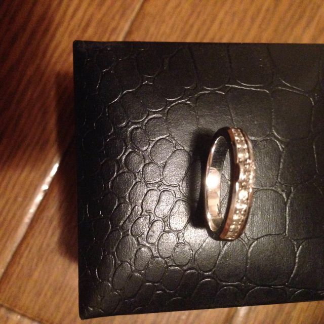 【Justin Davis Bridal(ジャスティンデイビスブライダル)の口コミ】 クラウンが印象的ですが、ごてごてしておらず女性らしい所が気に入ってい…