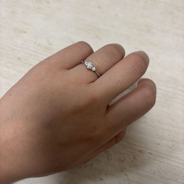 【ラザール ダイヤモンド(LAZARE DIAMOND)の口コミ】 一見とてもシンプルなデザインですが、だからこそダイヤモンド本来の輝き…