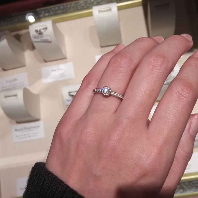 【ケイウノ ブライダル(K.UNO BRIDAL)の口コミ】 クラシカルな雰囲気が好きで、こちらを試着させてもらいました。
ダイヤが…