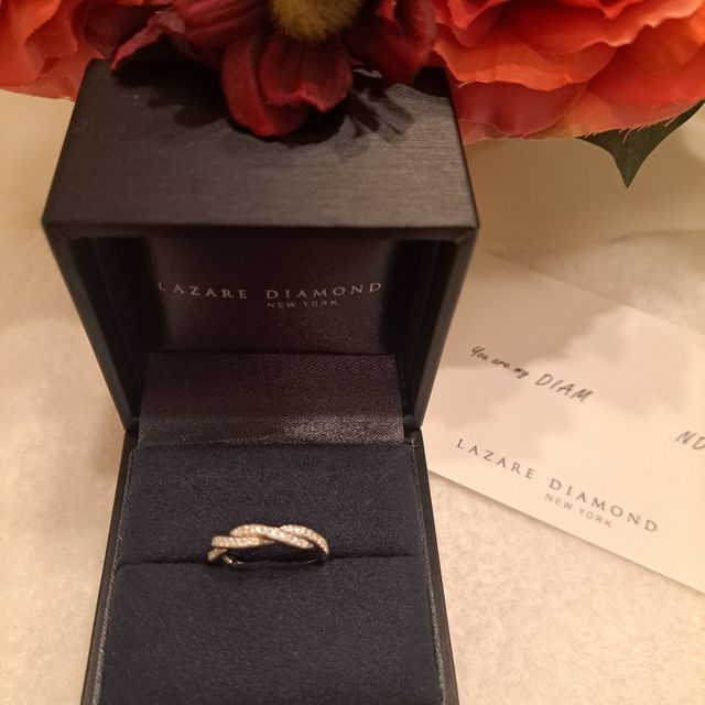 【ラザール ダイヤモンド(LAZARE DIAMOND)の口コミ】 ありきたりなデザインでもなく、個性的過ぎない、ダイヤの爪が引っ掛かっ…