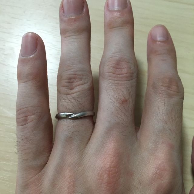 【ジュエリーツツミ(JEWELRY TSUTSUMI)の口コミ】 手をつないでいる形のイメージという話を聞き、自分たちに合っているとい…