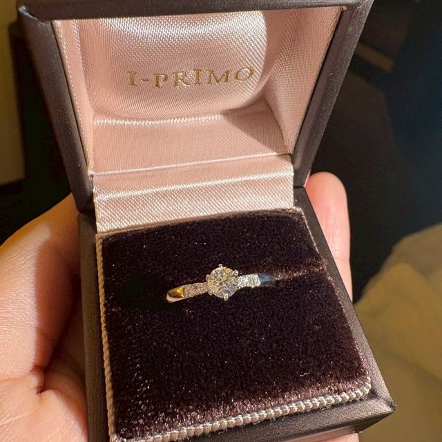 【アイプリモ(I-PRIMO)の口コミ】 台座が低く小さめの手にも自然に馴染む、指輪を着けながら衣服の着脱をし…