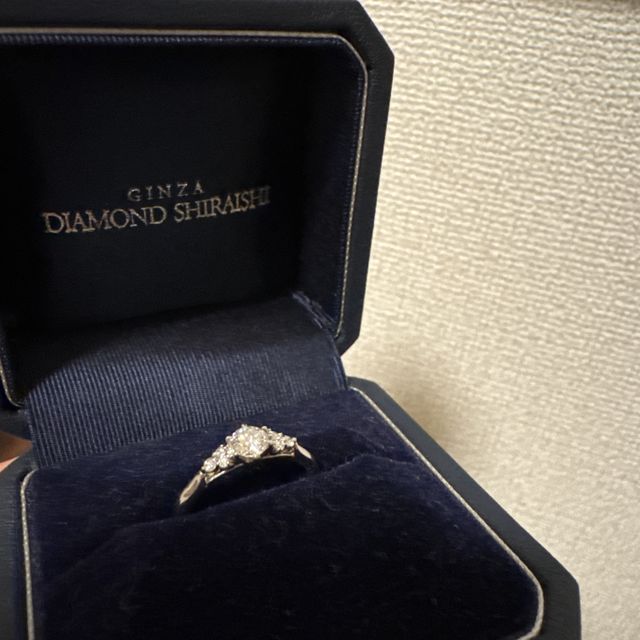 【銀座ダイヤモンドシライシの口コミ】 中央にダイヤが集まっているのでキラキラ感とプラチナのシンプルさをいい…