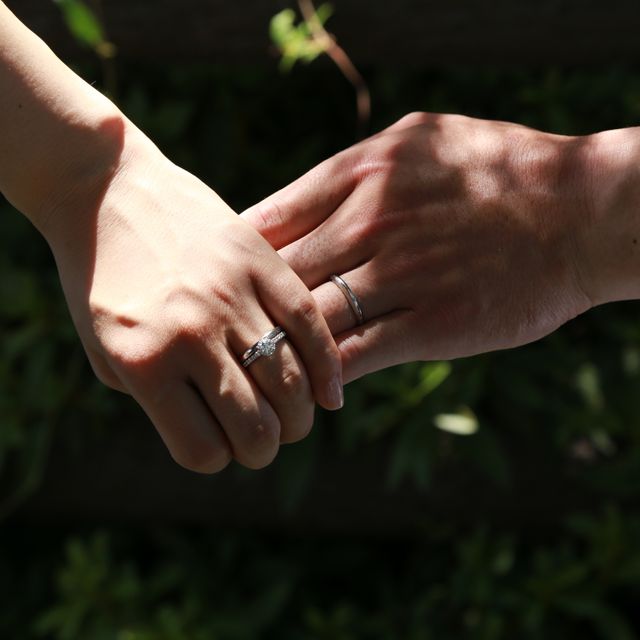 【銀座ダイヤモンドシライシの口コミ】 デザインと輝きに一目ぼれし、１店舗目で即決しました。
セミオーダーメイ…