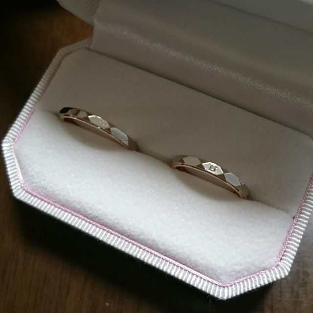 【Honey Bride(ハニーブライド)の口コミ】 シンプルですが上品で可愛らしさもあるデザインに一目惚れしました。
中に…