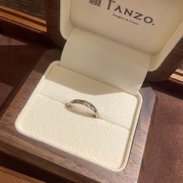 【TANZO.(鍛造指輪)の口コミ】 お互いの誕生石、結婚記念日を刻印しています。
また、地肌が茶色なので、…
