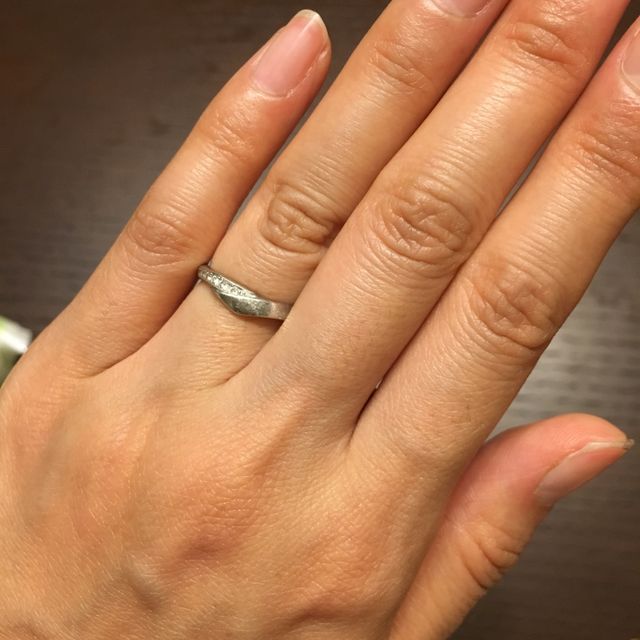 【俄(にわか)の口コミ】 十二単の着物の襟元をイメージした、個性的なデザインが気に入りました。
…