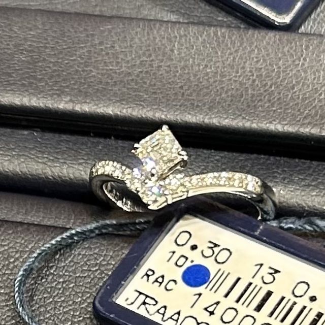 【ROYAL ASSCHER(ロイヤル・アッシャー)の口コミ】 シャープな形で指を綺麗に見せてくれる効果が期待できたことと、ロイヤル…