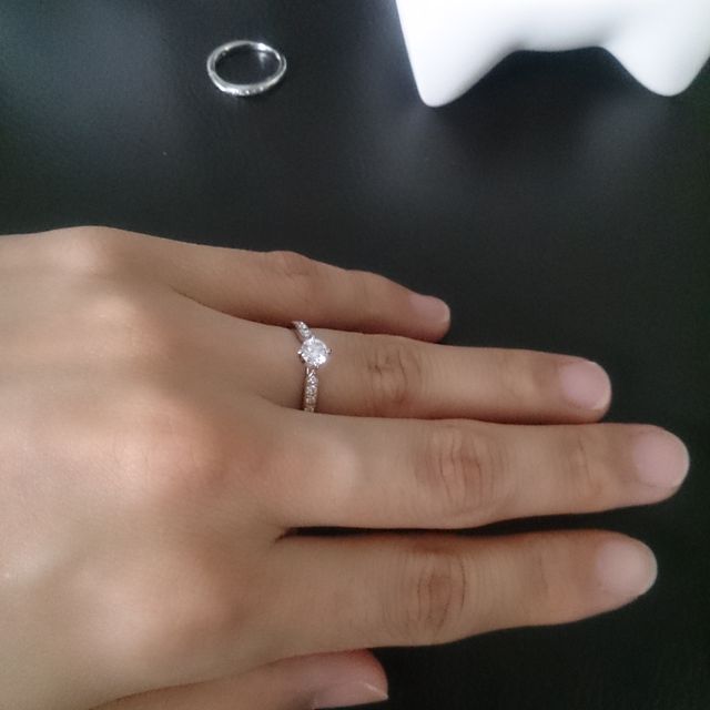 【俄(にわか)の口コミ】 30代なので流行にはあまり左右されないデザインを探していました。シンプ…