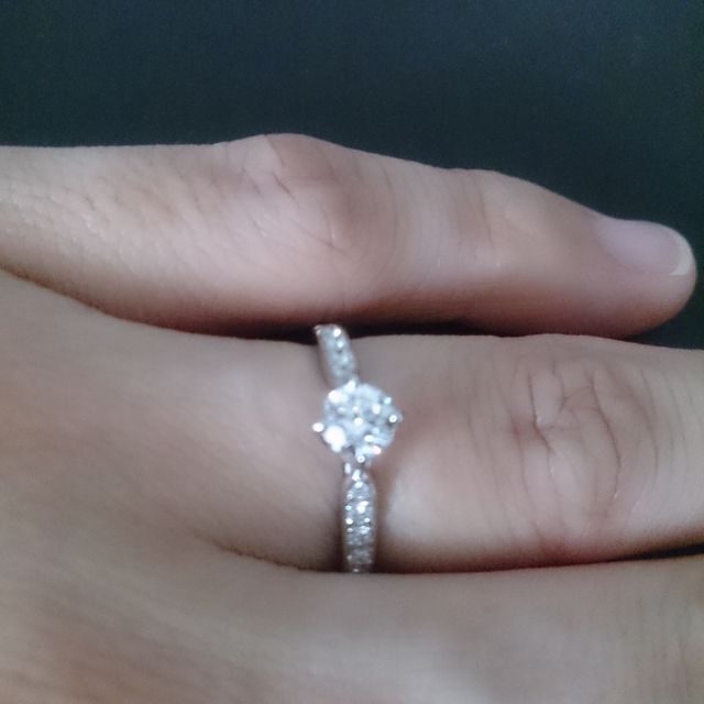 【俄(にわか)の口コミ】 30代なので流行にはあまり左右されないデザインを探していました。シンプ…