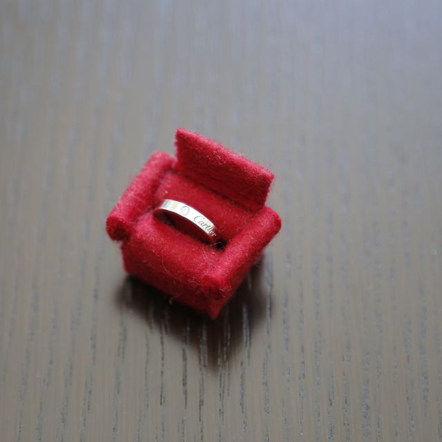 【カルティエ(Cartier)の口コミ】 婚約指輪は突起のないものがよかったので小さめのダイヤが埋め込まれた
シ…