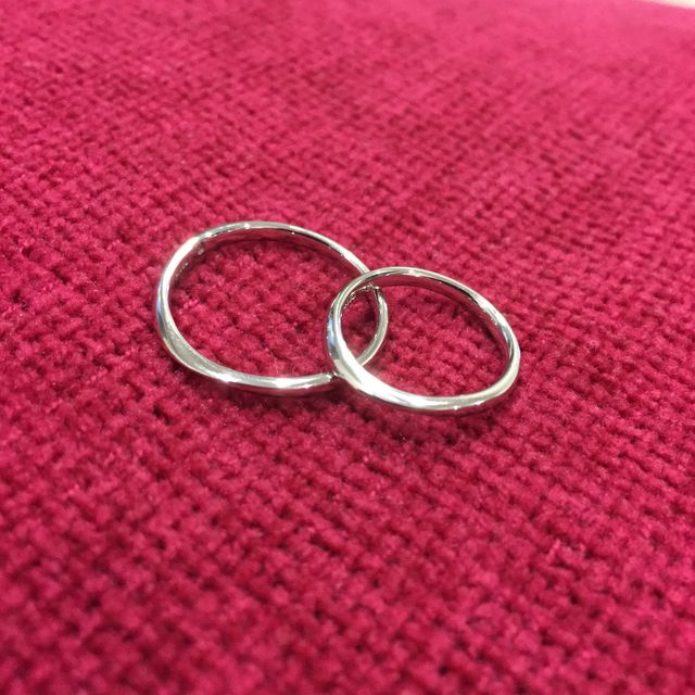 【銀座ダイヤモンドシライシの口コミ】 おそろいのデザインにすることだけは決めていましたが、形や種類は見て決…