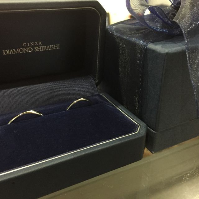 【銀座ダイヤモンドシライシの口コミ】 おそろいのデザインにすることだけは決めていましたが、形や種類は見て決…