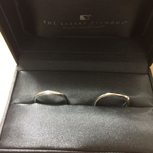 【ラザール ダイヤモンド(LAZARE DIAMOND)の口コミ】 自分達はシンプルなものが良かったので、少しカーブしているデザインの指…